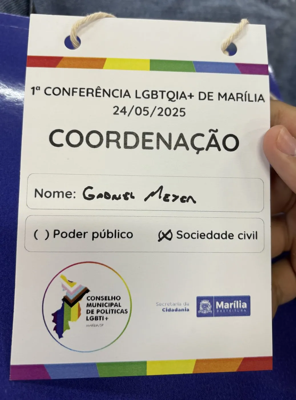 Crachá de coordenação da 1ª Conferência LGBTQIA+ de Marília, com o nome Gabriel Meyer